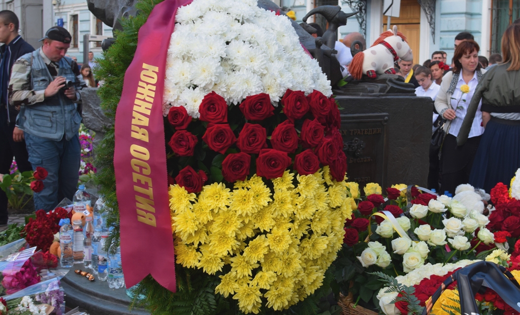 Сотрудники Посольства почтили память жертв Бесланской трагедии