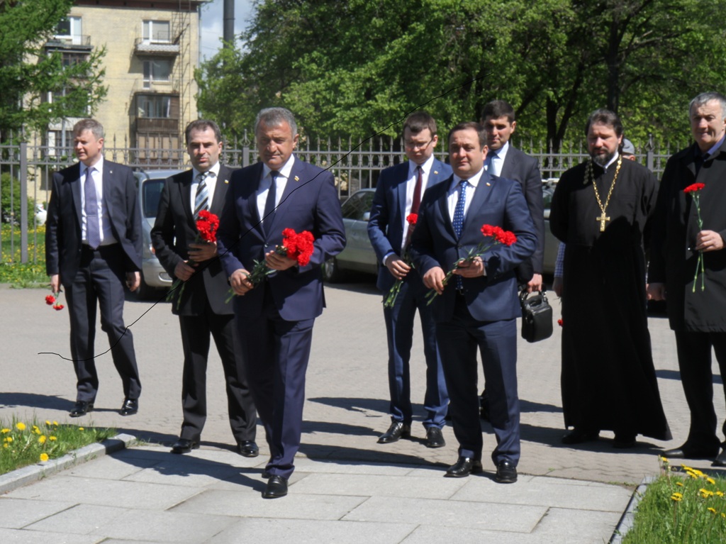 Президент Южной Осетии почтил память жертв бесланской трагедии в Санкт-Петербурге