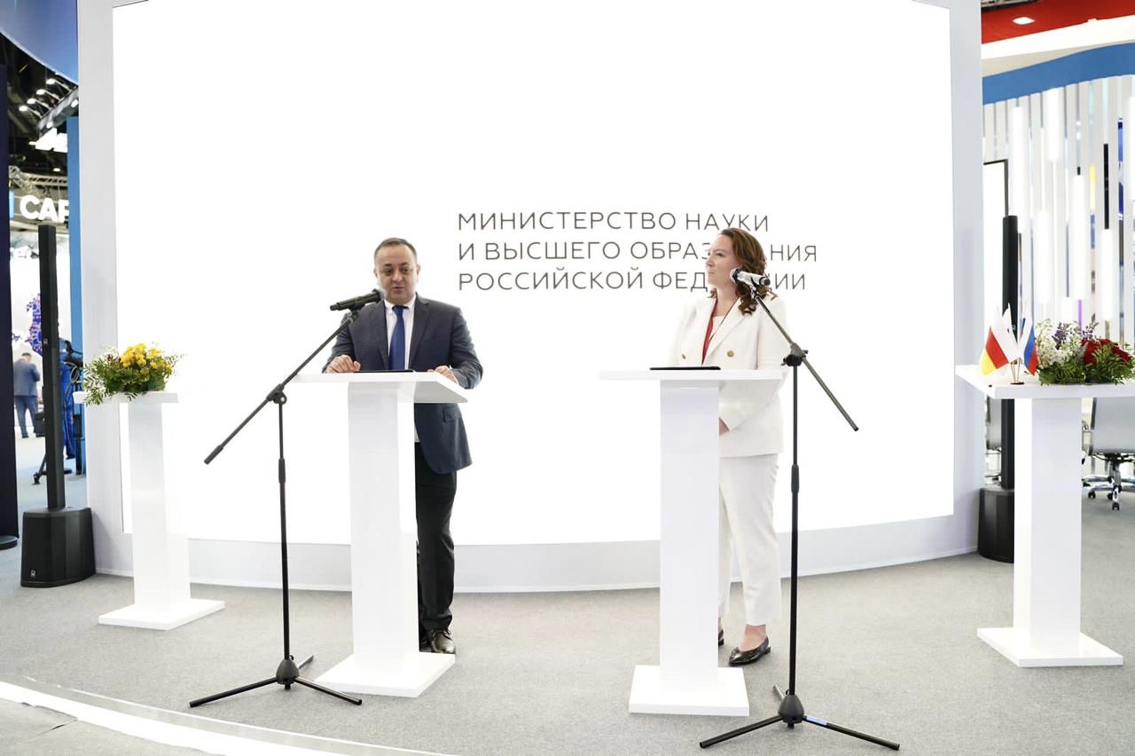 Знаур Гассиев и Надежда Камынина подписали договор о сотрудничестве