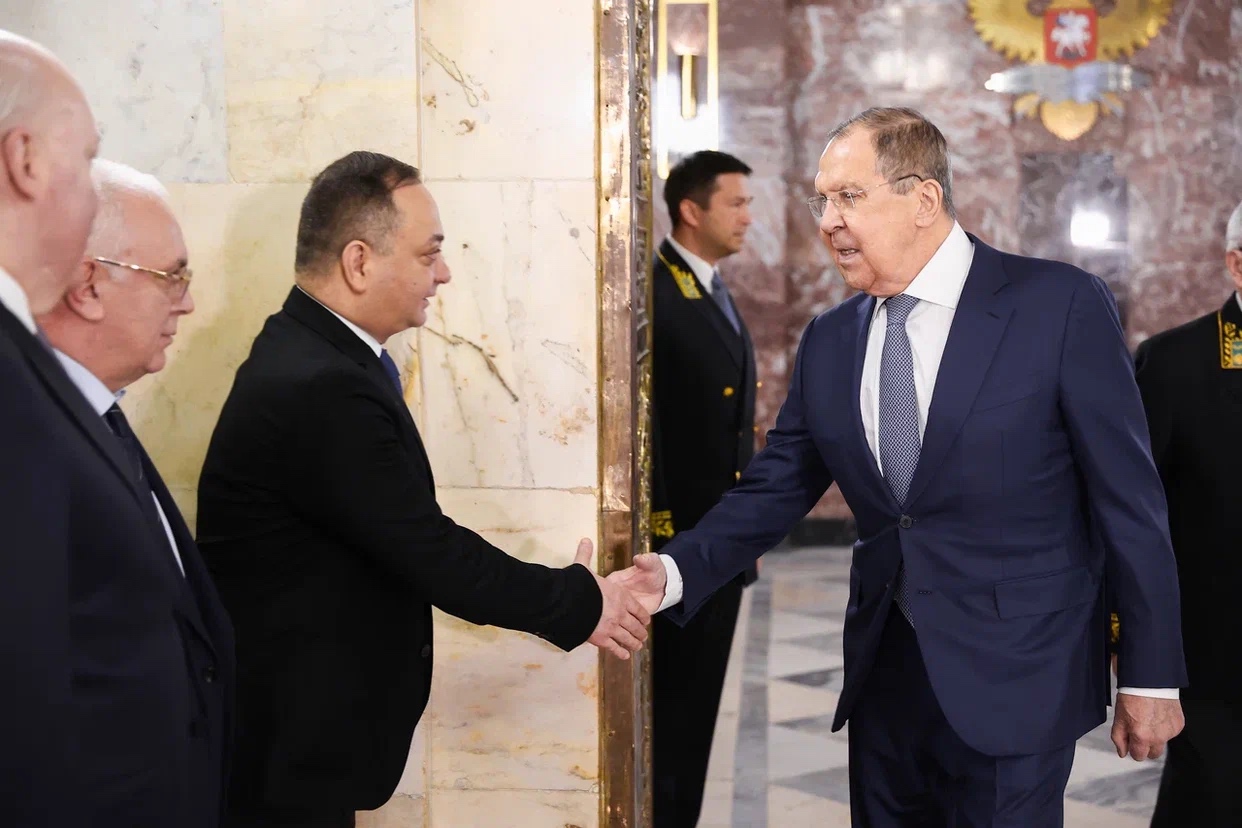 Знаур Гассиев поздравил Сергея Лаврова с Днем дипломатического работника