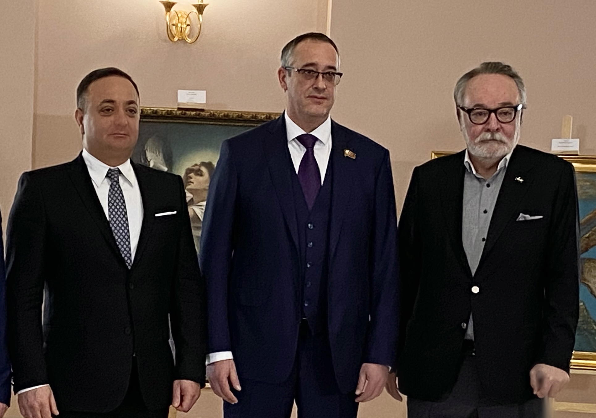 Посольство представило полотна Коста Хетагурова и Махарбека Туганова в Мосгордуме
