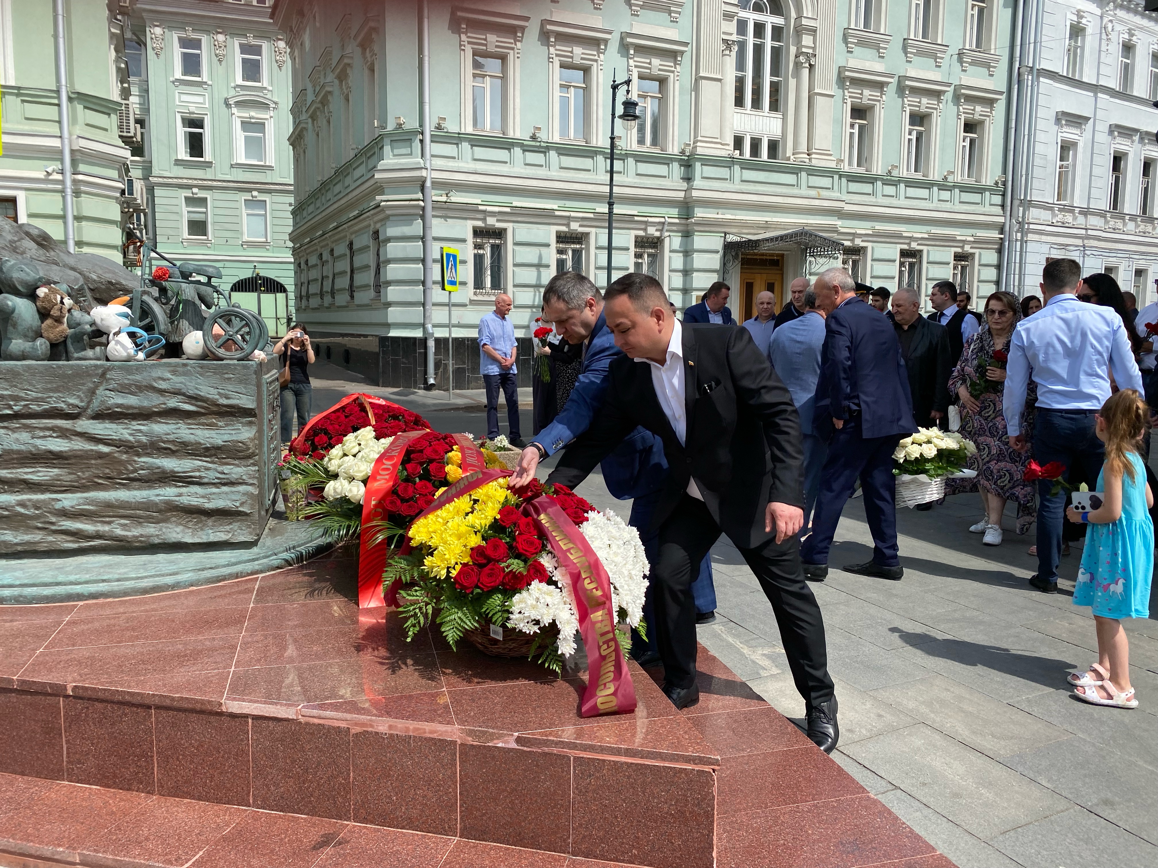 Посол возложил цветы к памятнику жертвам Бесланской трагедии